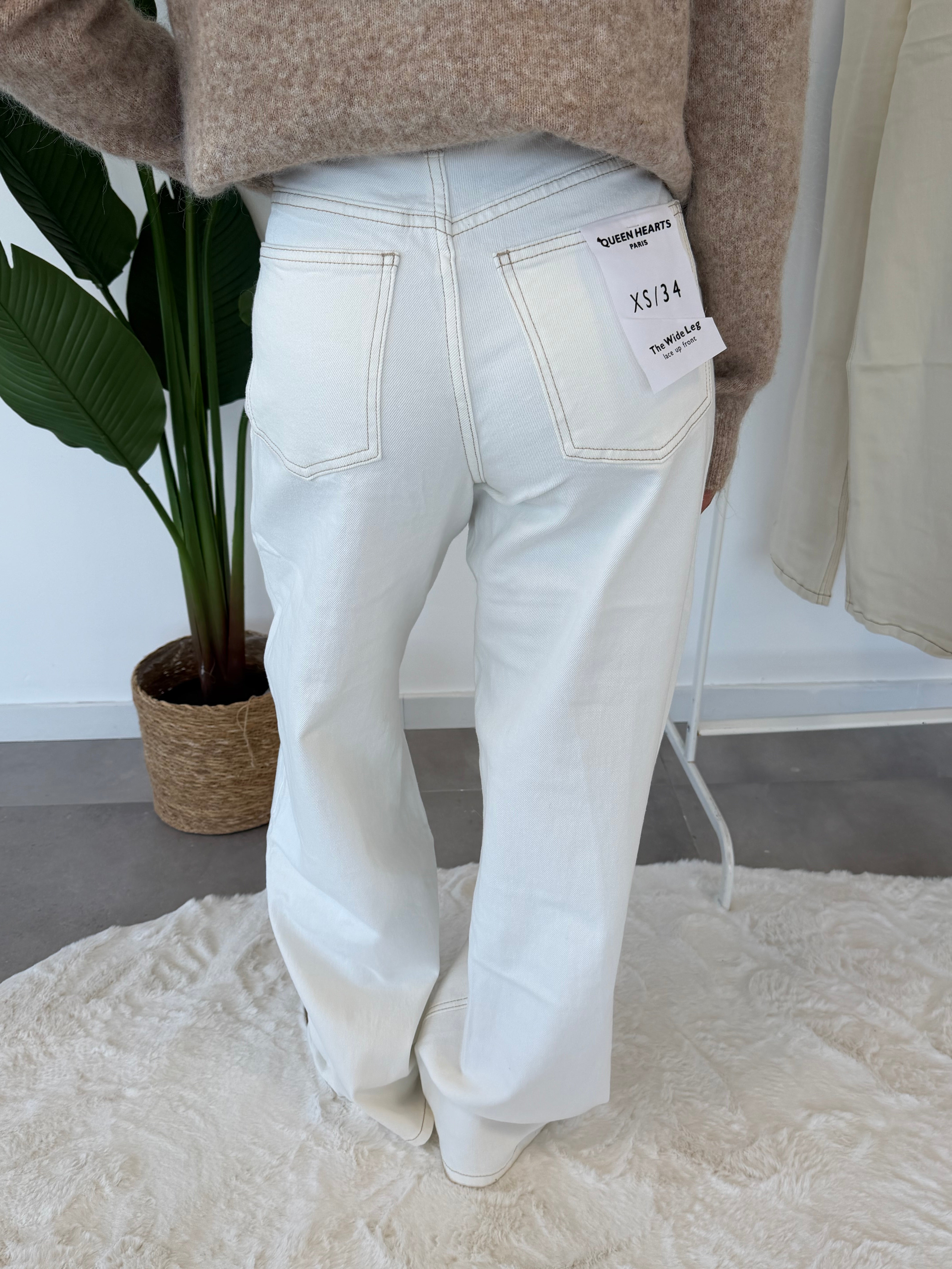 Lyra jeans – witte wide leg jeans, achteraanzicht met labeldetail