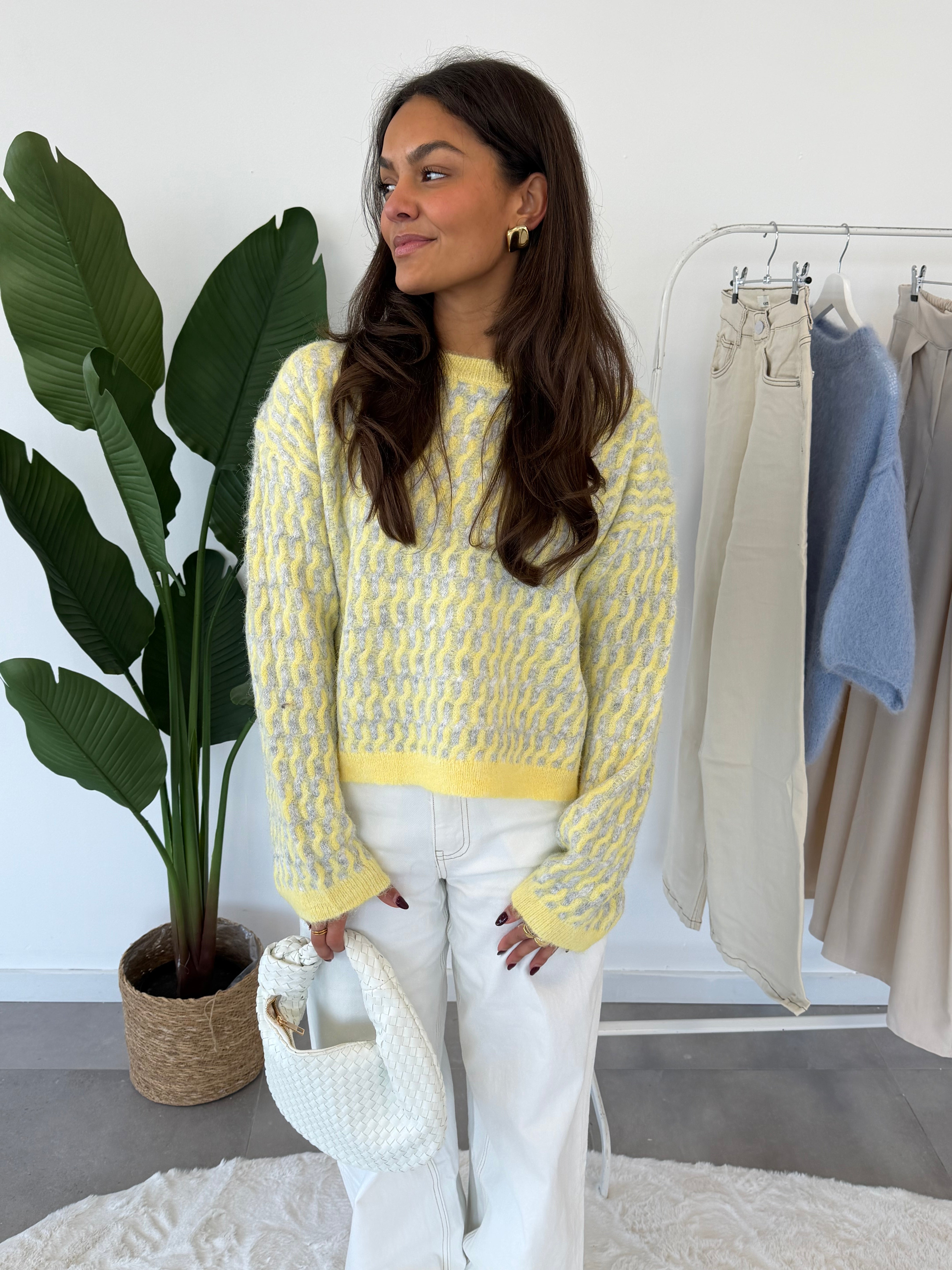 Marlo trui – gebreide dames trui met patroon in geel en grijs, voorkant gestyled