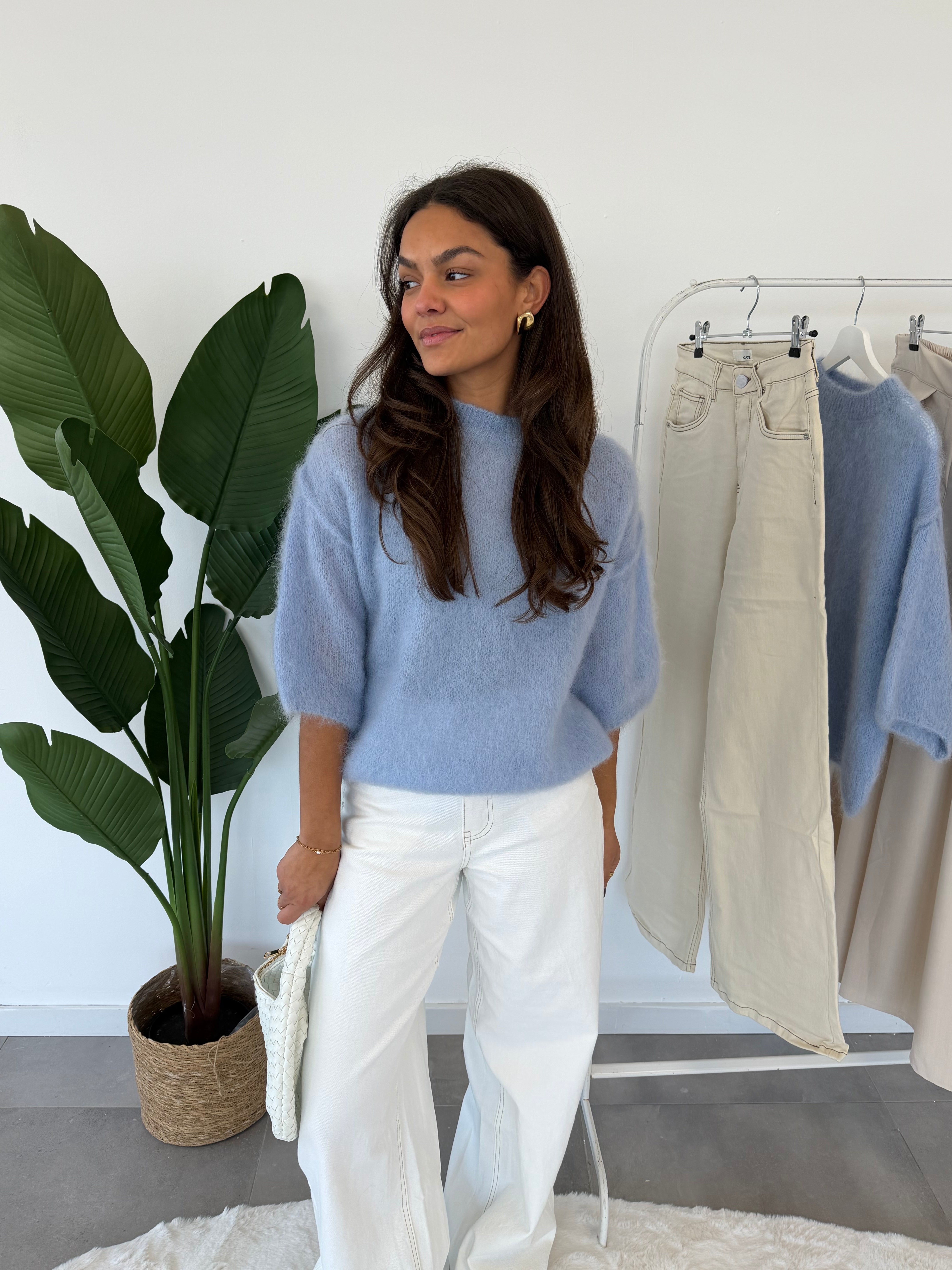 Rosie top – blauwe top van zachte stof met middellange mouwen en een comfortabele pasvorm, vooraanzicht