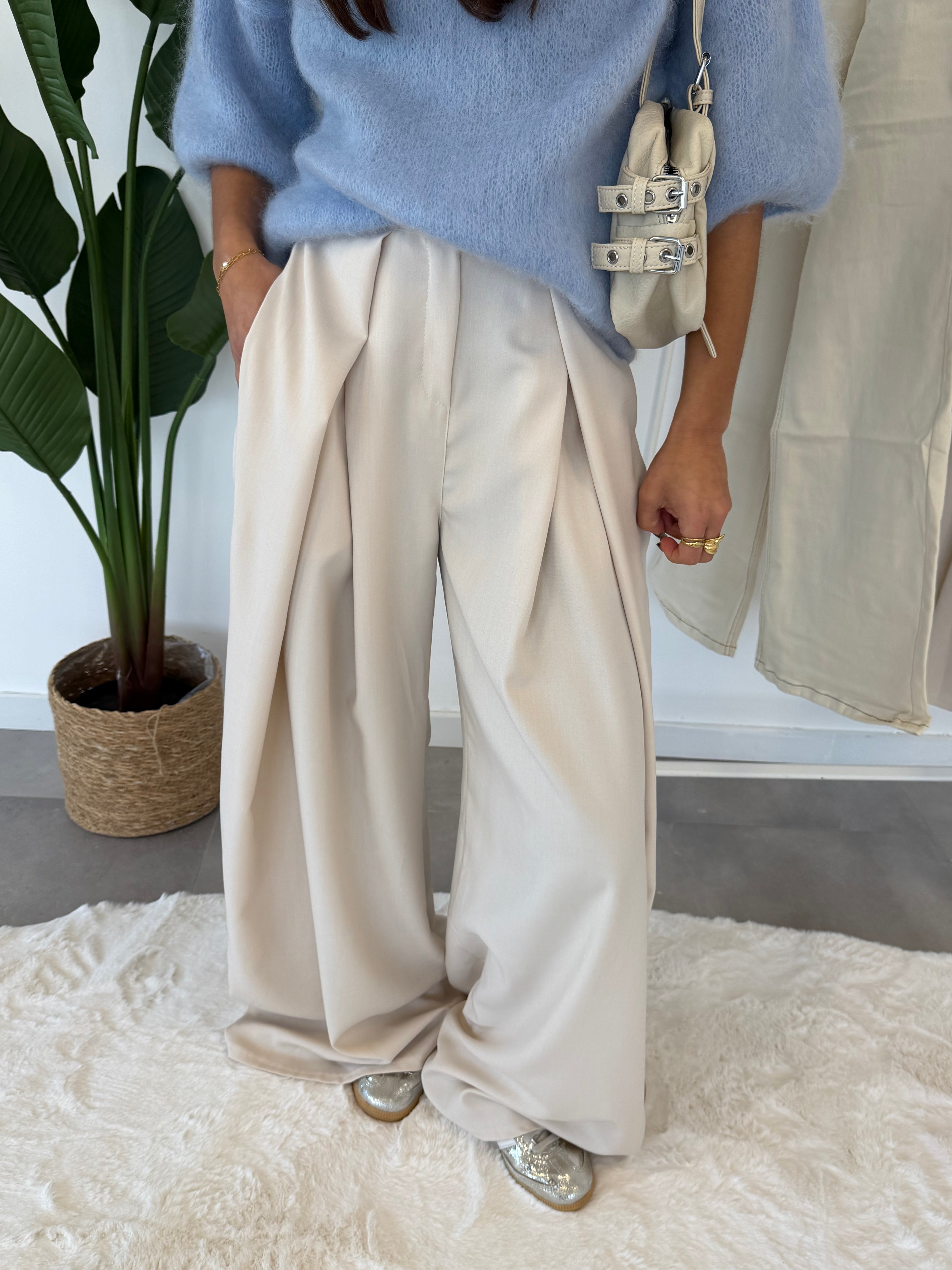 Beige pantalon – ruime pantalon met zachte stof en elegante pasvorm, vooraanzicht