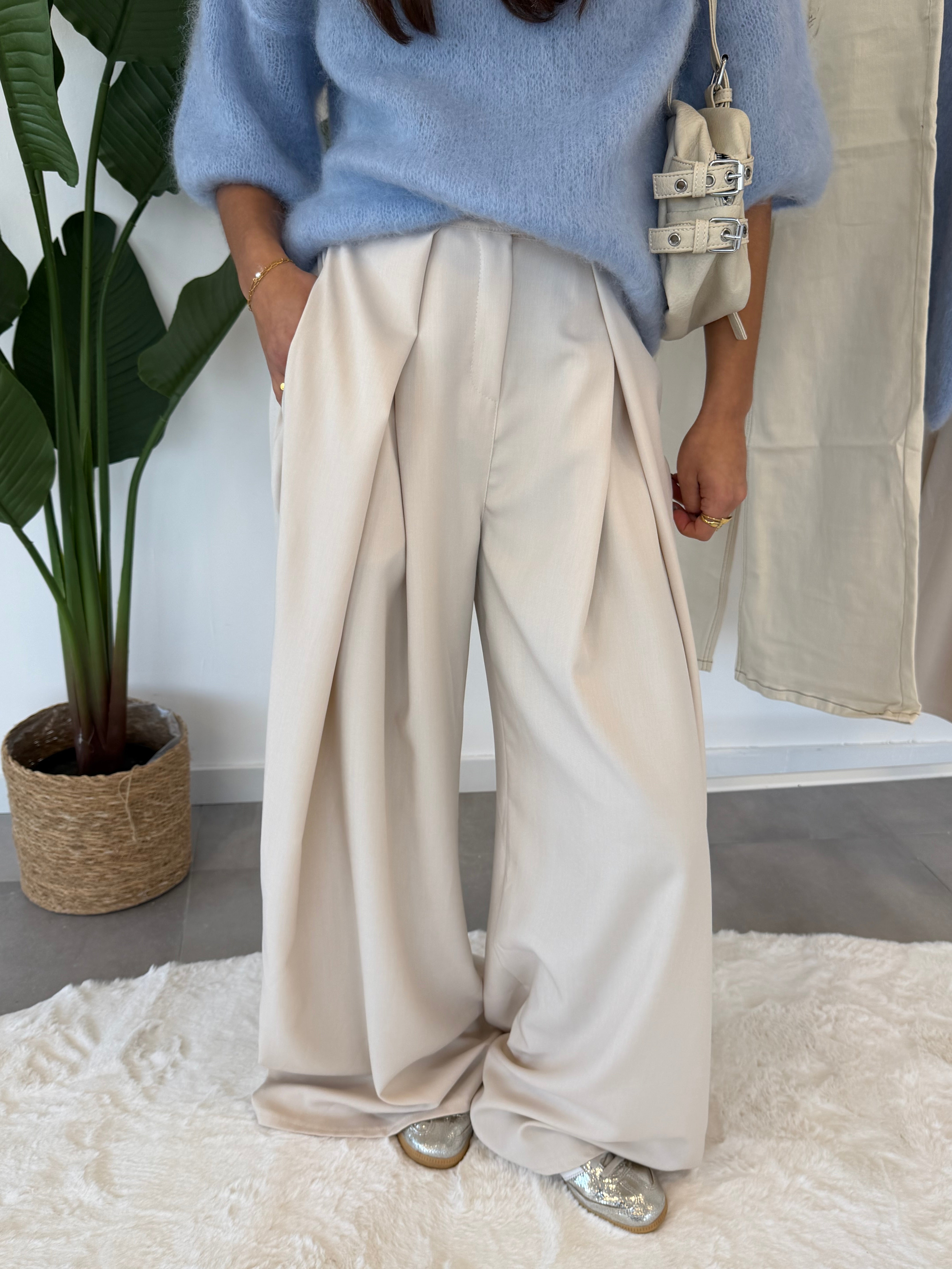 Beige pantalon – wijdvallende pantalon met comfortabele pasvorm, vooraanzicht