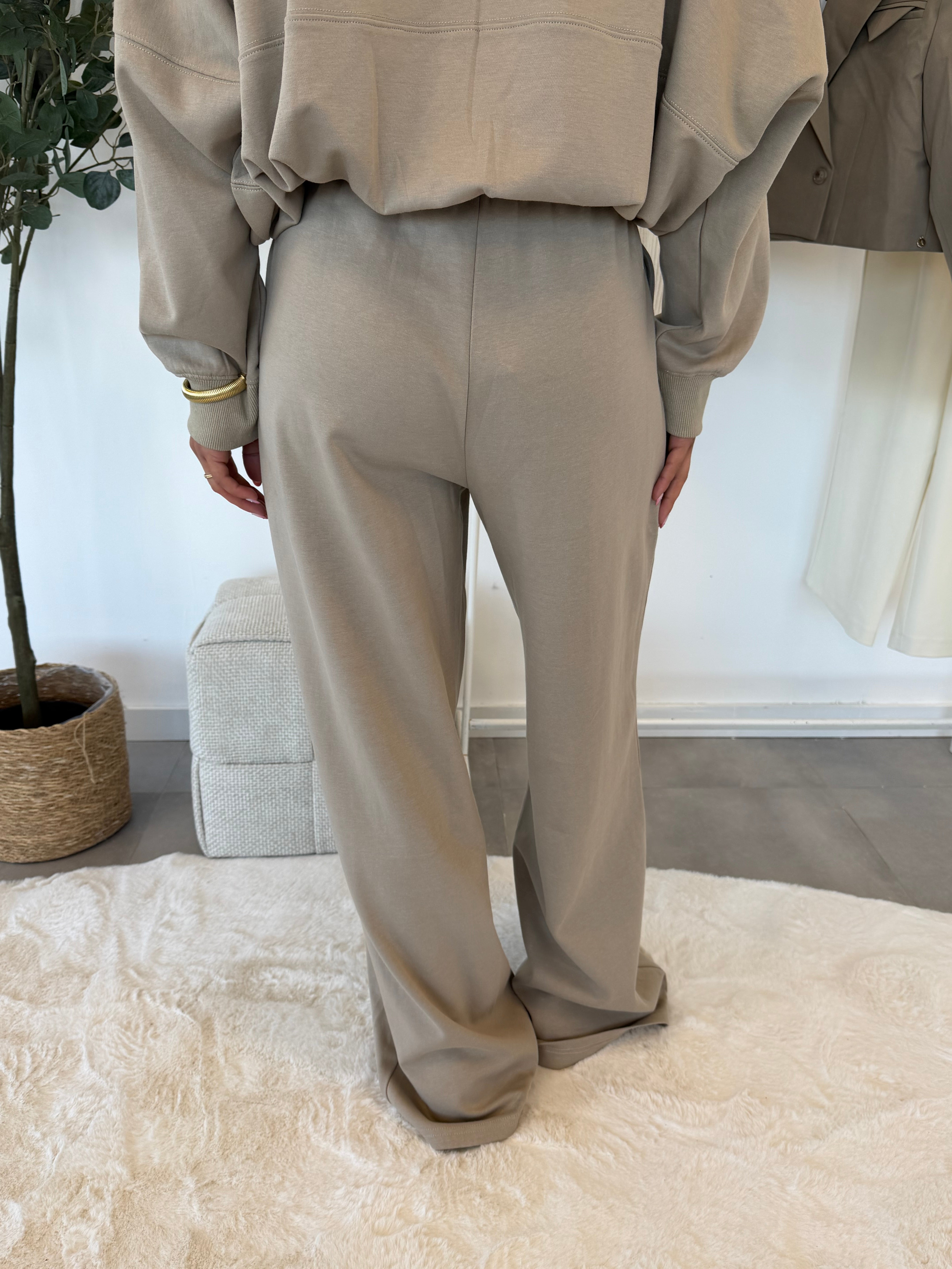 Gloria joggingsbroek – taupe broek, achterzijde