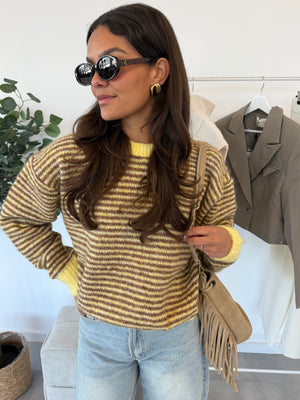 Cirella trui – gelebruine trui, close-up shot