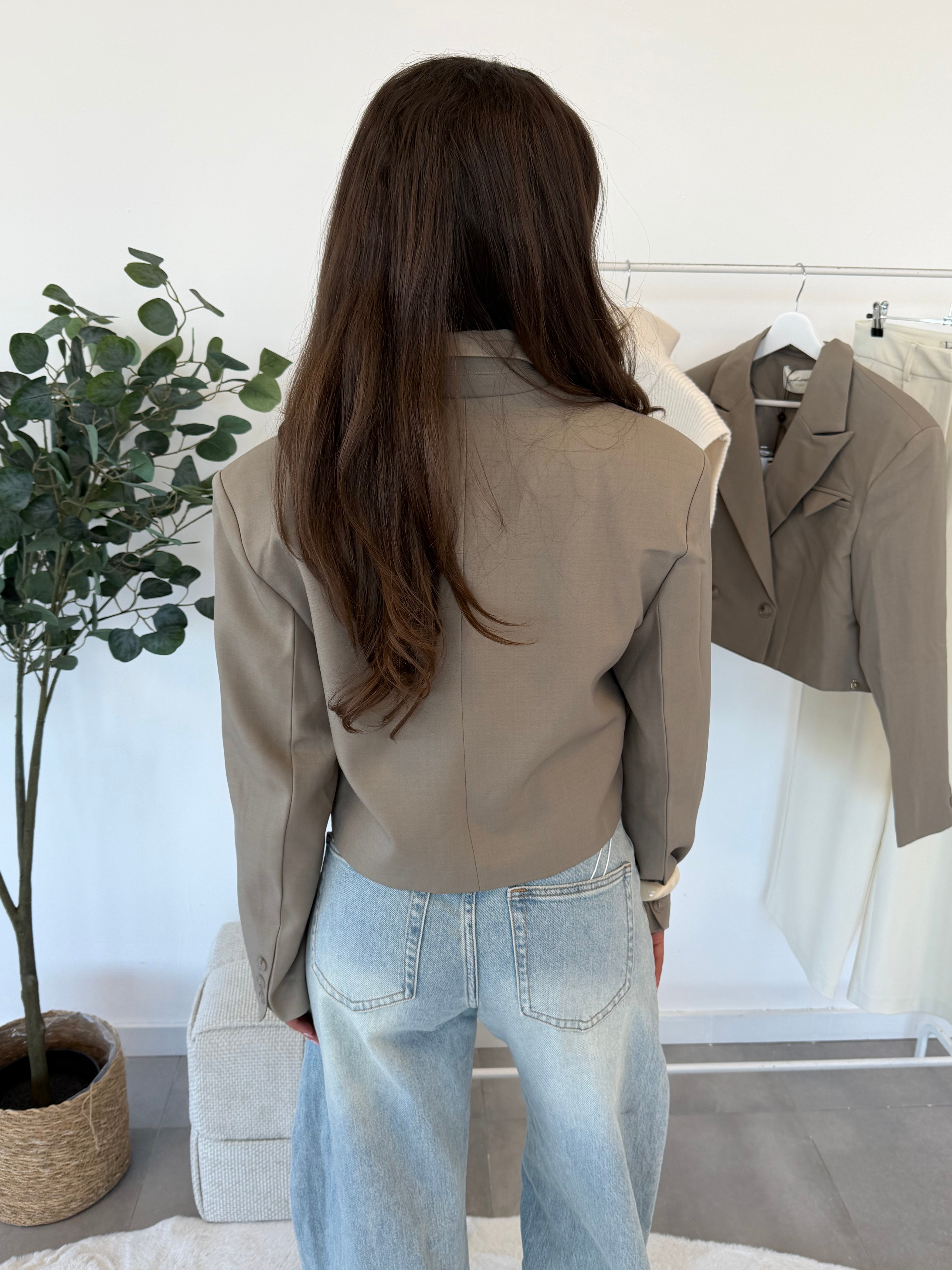 Rukia blazer – korte grijze blazer, achterzijde