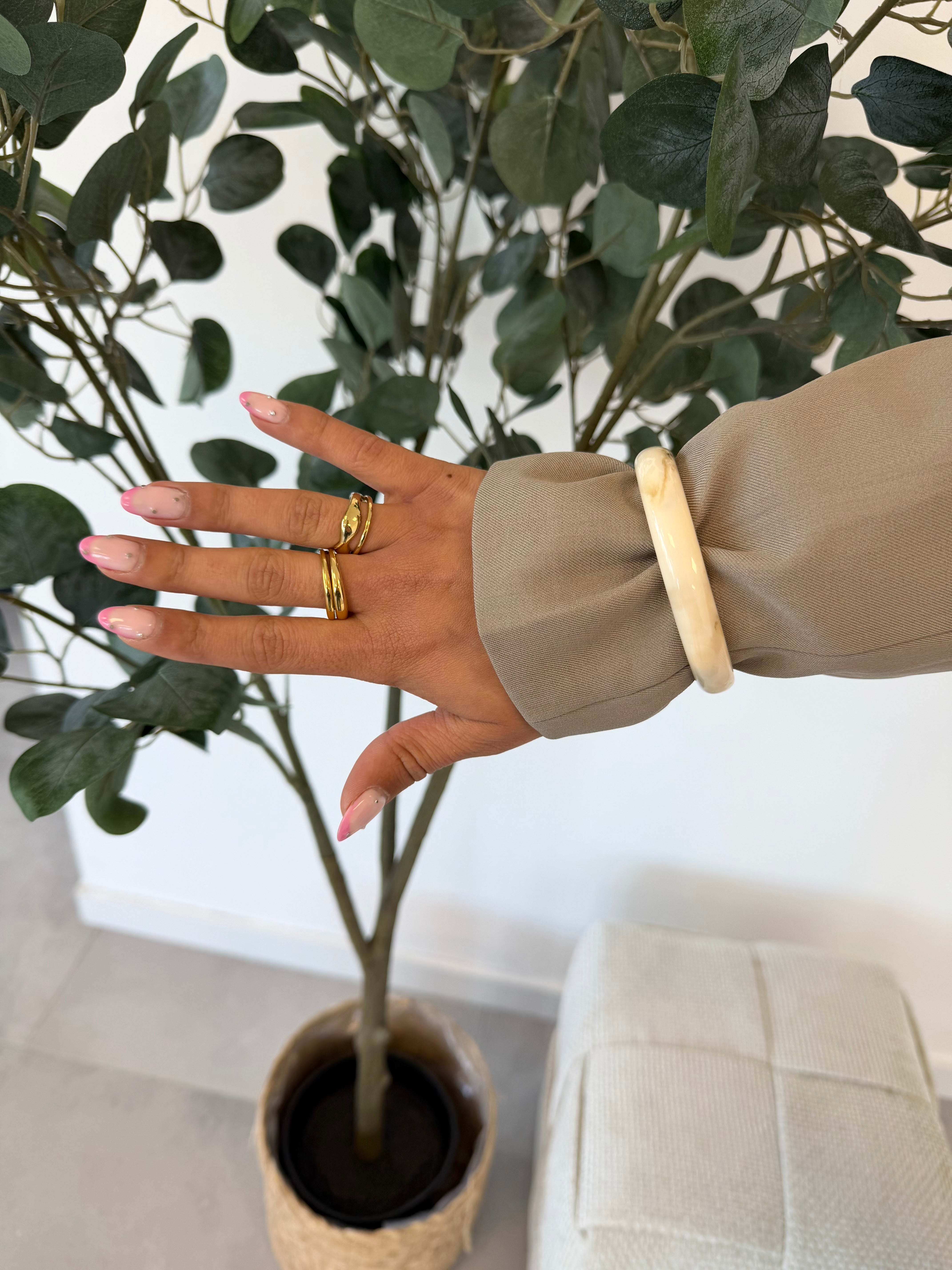 Alvoria armband – beige dunne armband met marmerlook