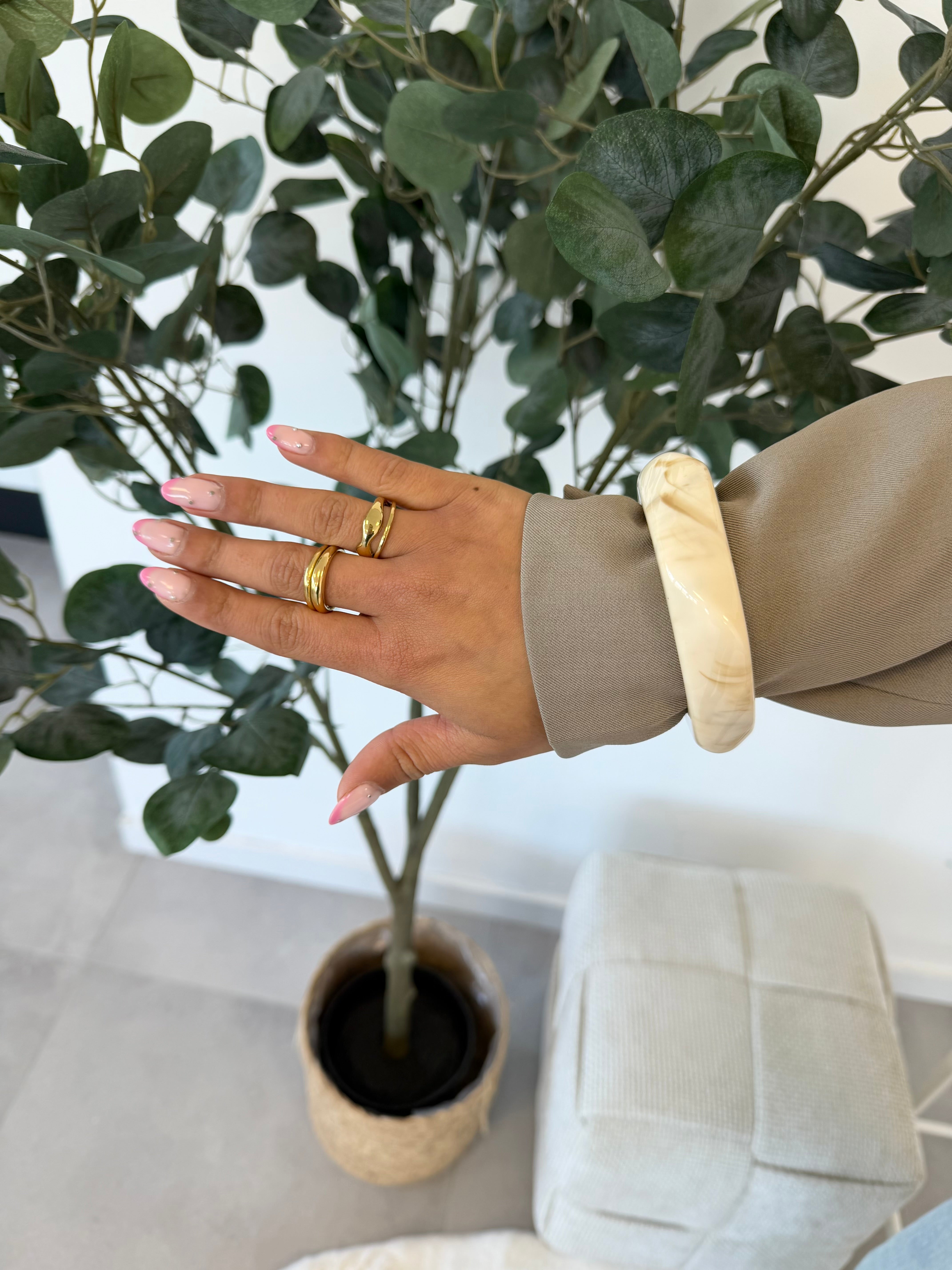 Caelora armband – beige dikke armband met marmerlook