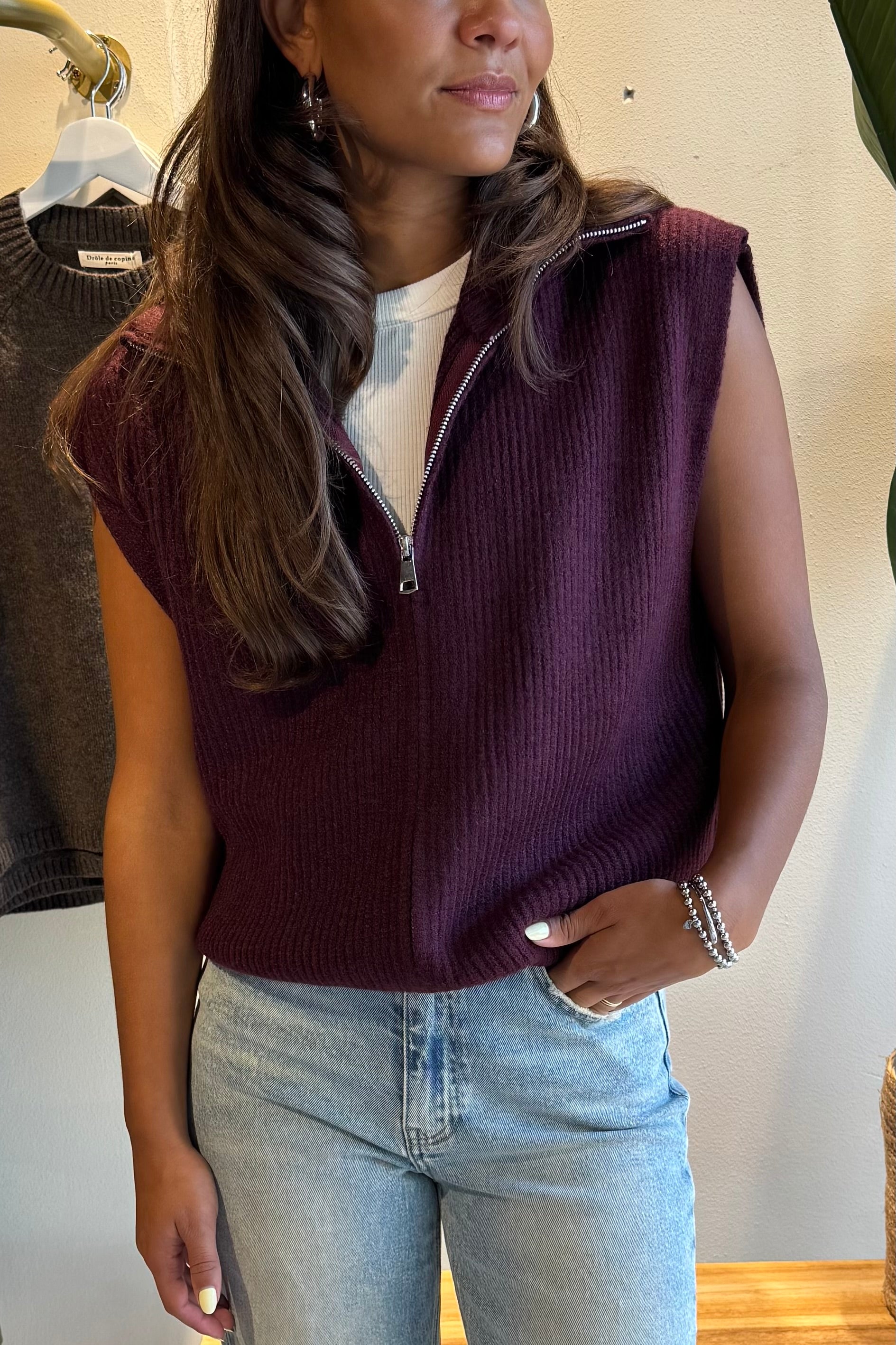 Julia vest – mouwloos damesvest van gebreid materiaal met rits in bordeaux