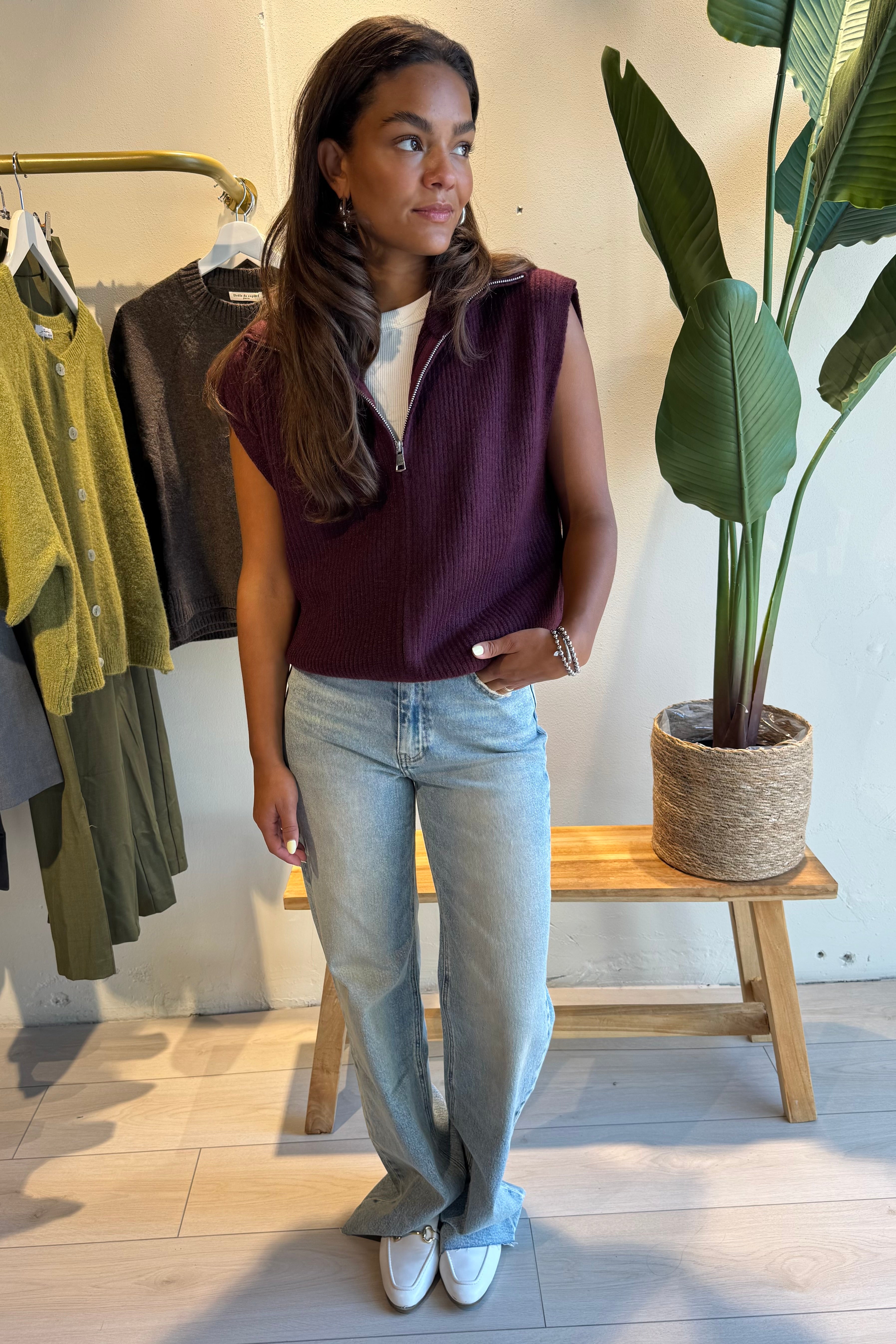 Julia vest – mouwloos gebreid damesvest met rits in bordeaux